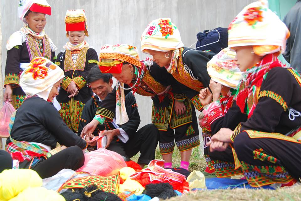 Phiên chợ rực rỡ sắc màu của người Dao tại Mẫu Sơn.